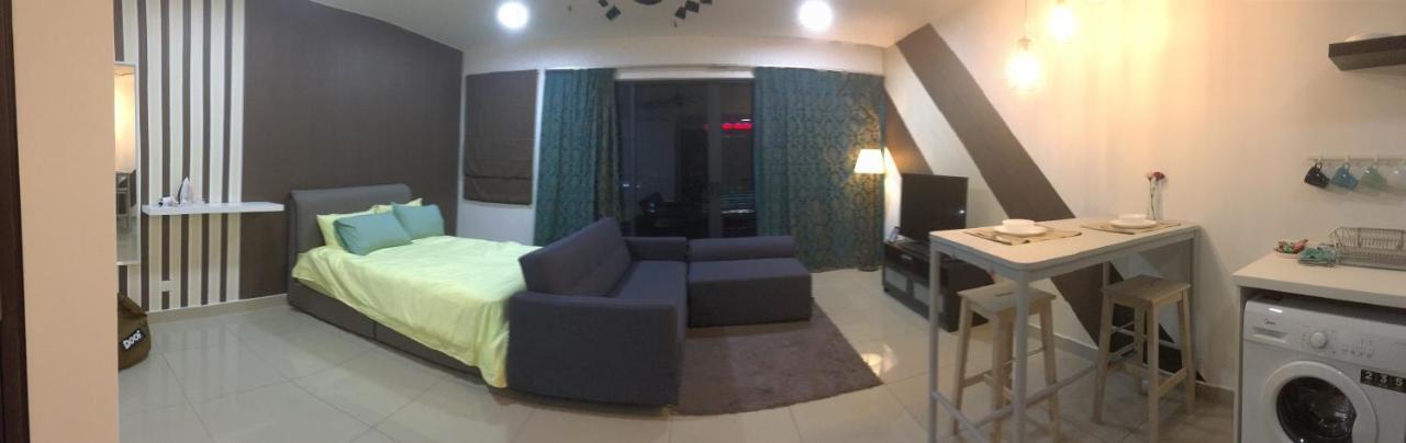 Warm Stay At Trefoil Setia Alam Esterno foto