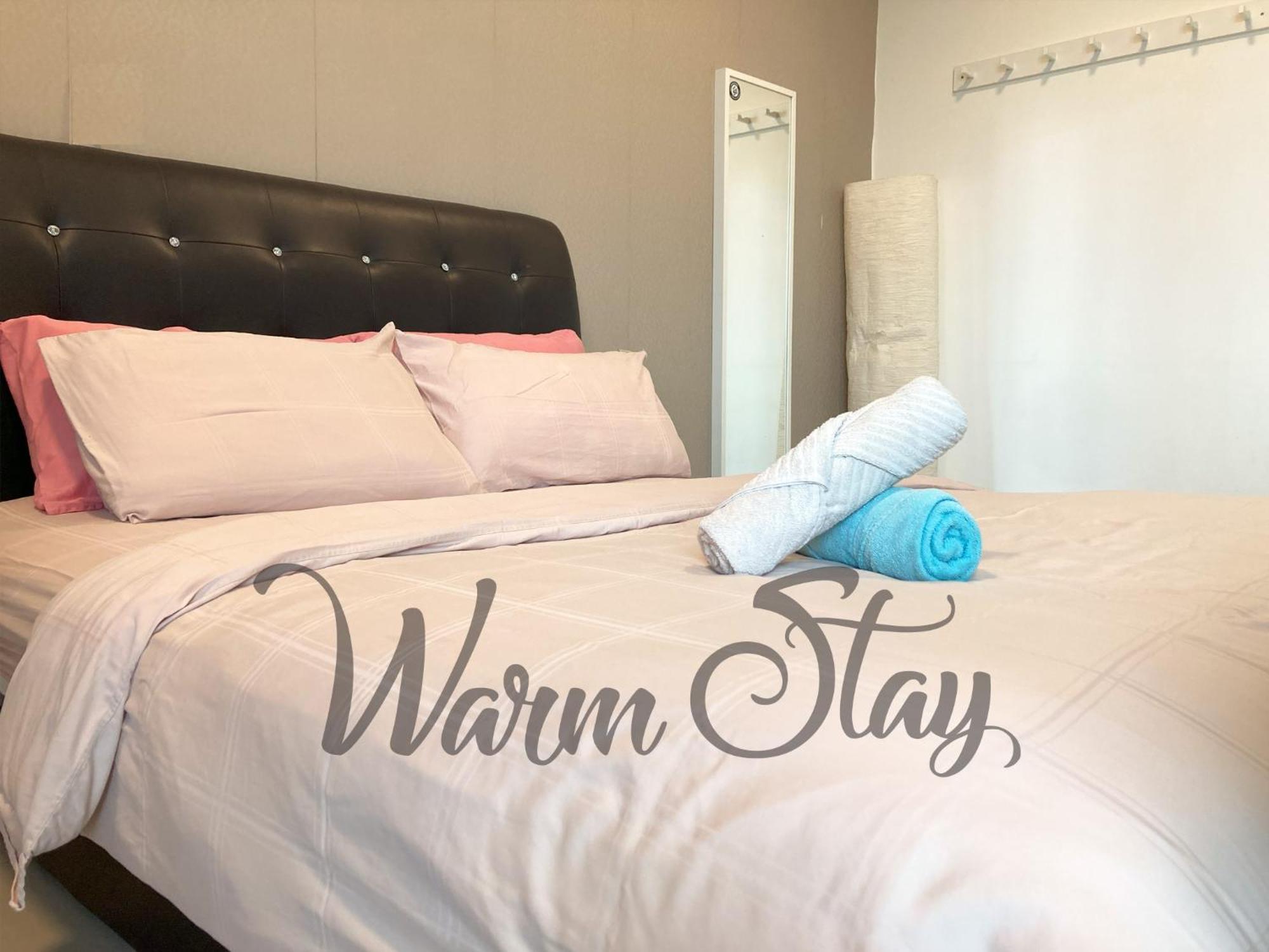 Warm Stay At Trefoil Setia Alam Esterno foto