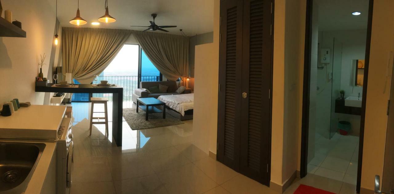 Warm Stay At Trefoil Setia Alam Esterno foto