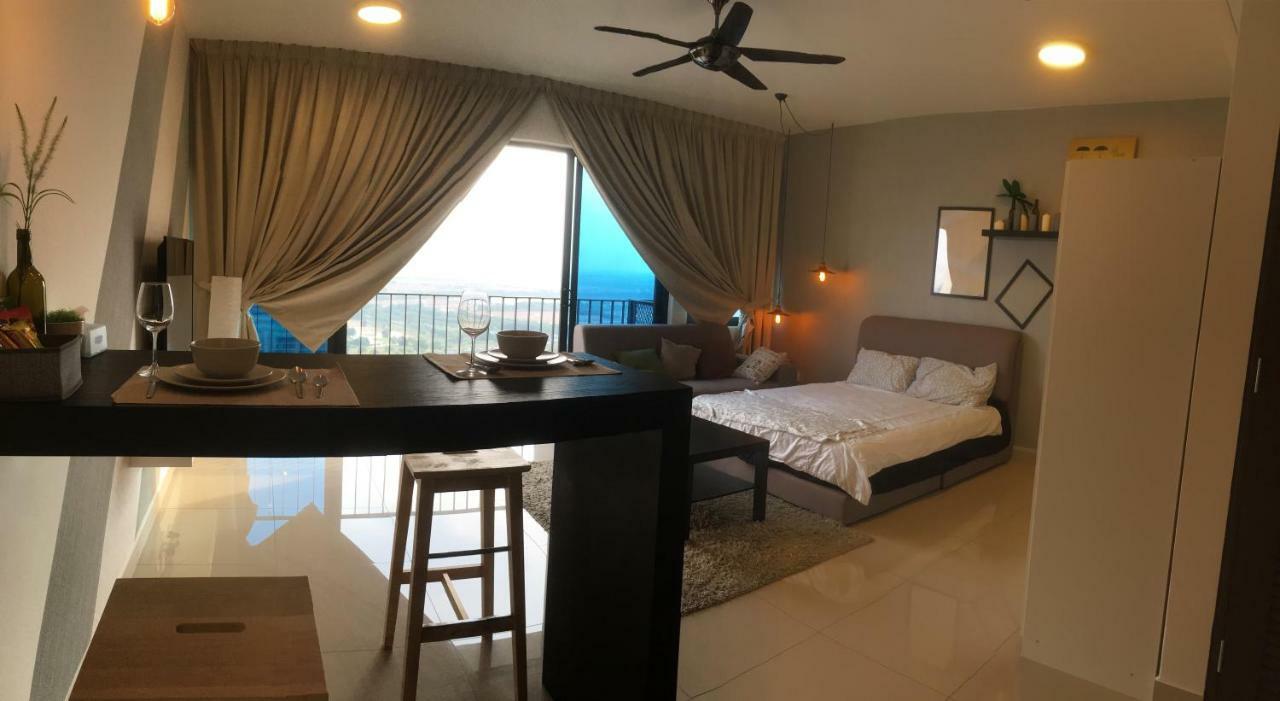 Warm Stay At Trefoil Setia Alam Esterno foto