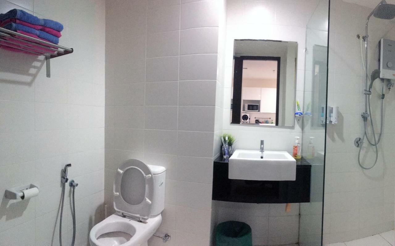 Warm Stay At Trefoil Setia Alam Esterno foto